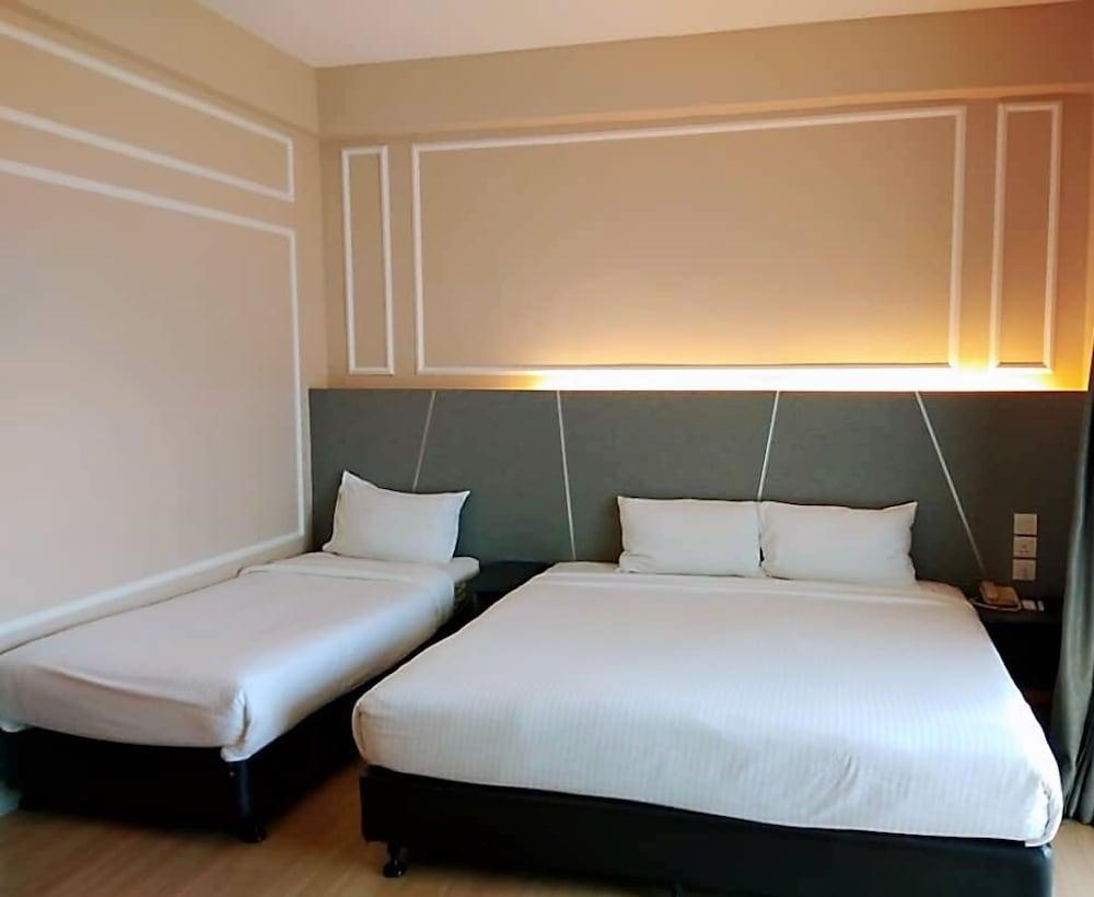 Marvelux Hotel Malacca Exterior photo