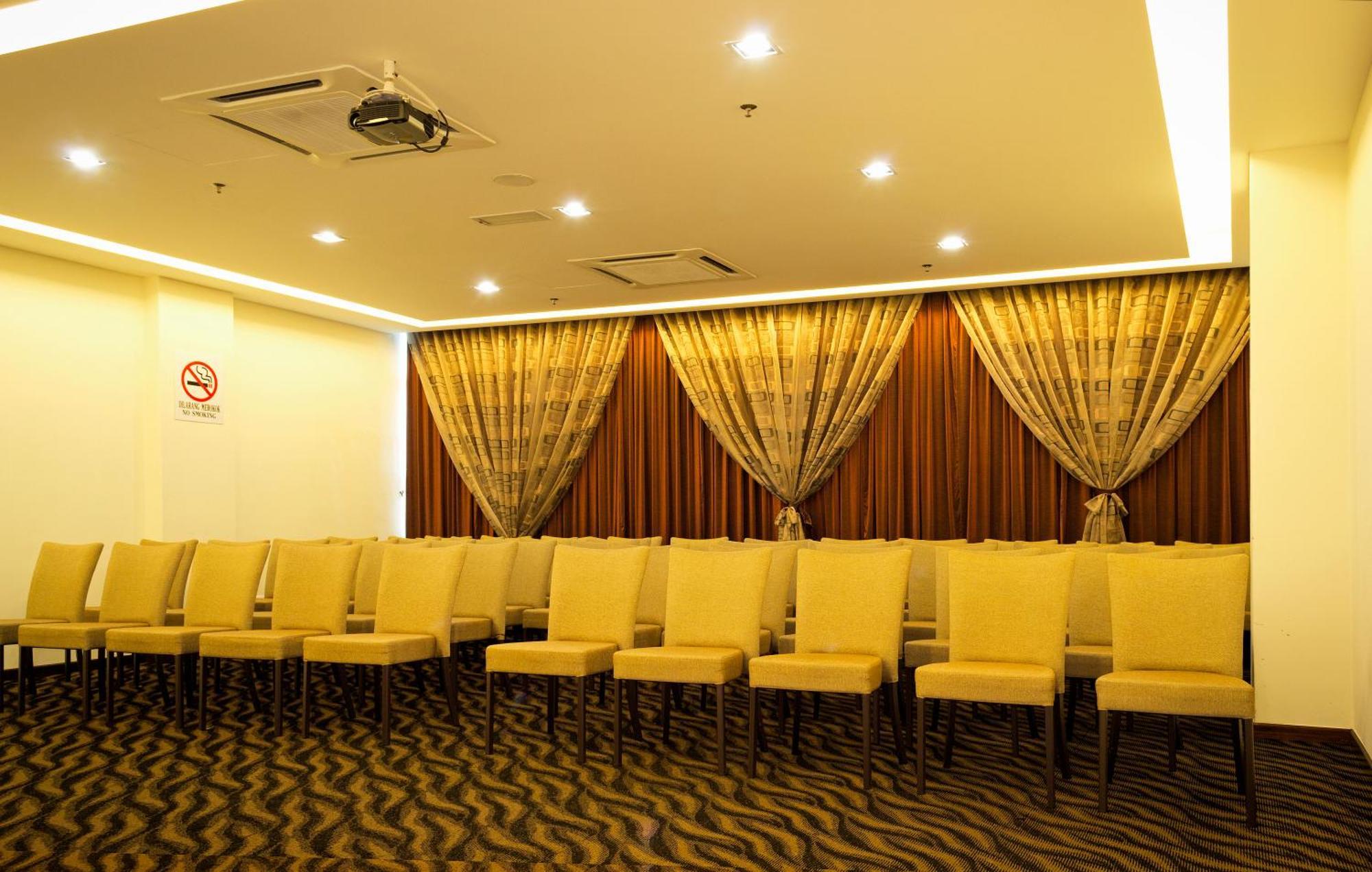 Marvelux Hotel Malacca Exterior photo