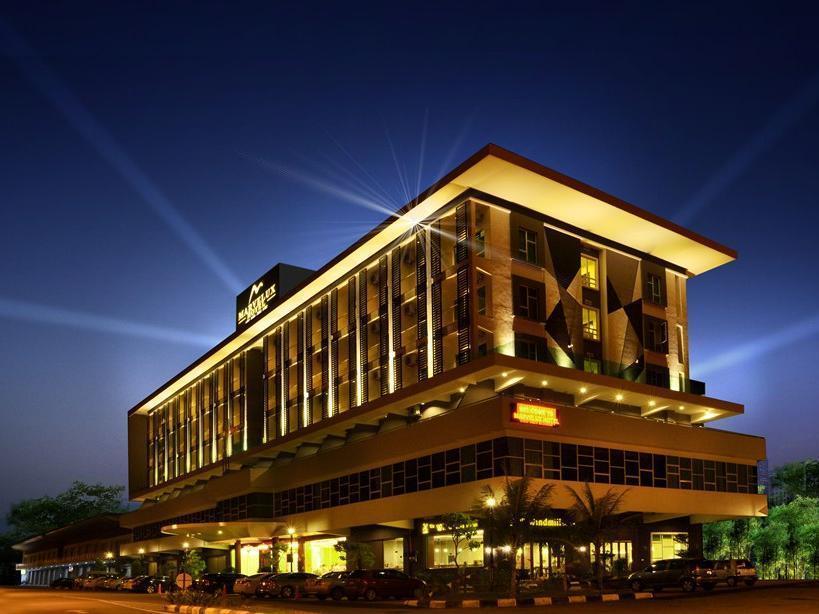 Marvelux Hotel Malacca Exterior photo